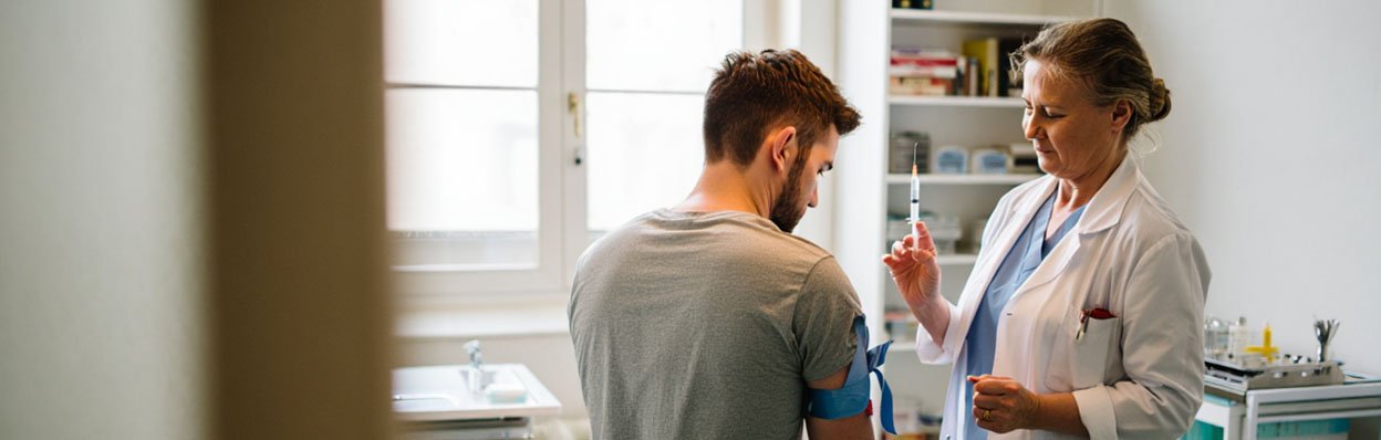 Мужчина готовиться к вакцинации